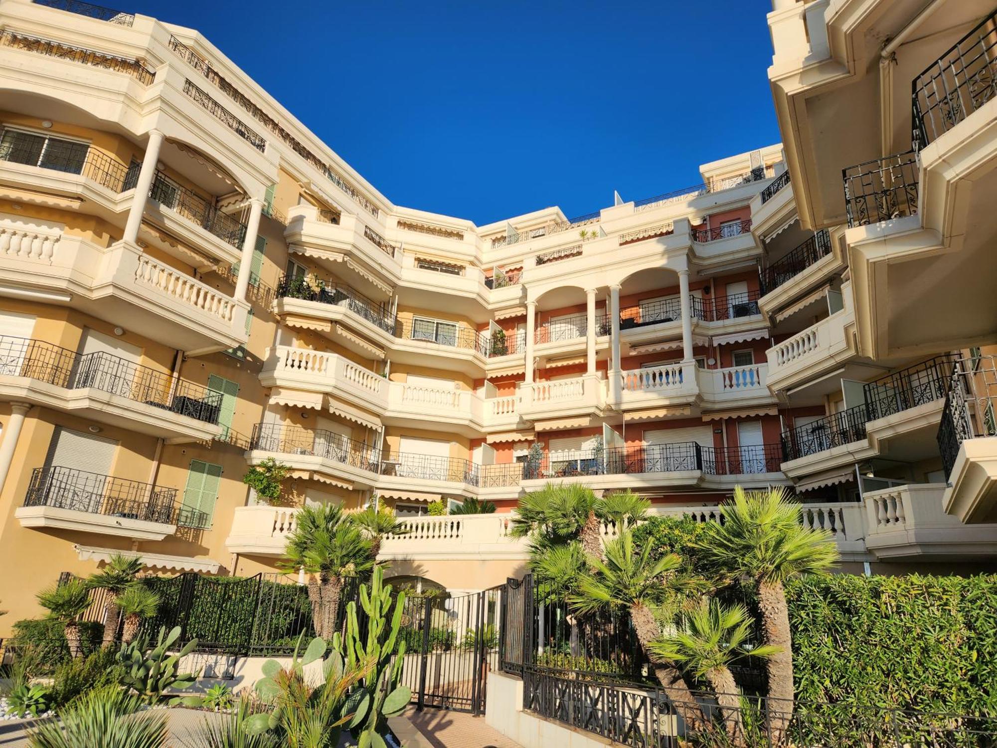 Exclusive Panoramic Sea View In Victoria Beach Ментона Экстерьер фото